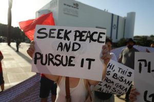 menjadi bahan tertawaan

“Perang Retorika Antara Israel dan Hamas Terlalu Lucu untuk Dipercaya”