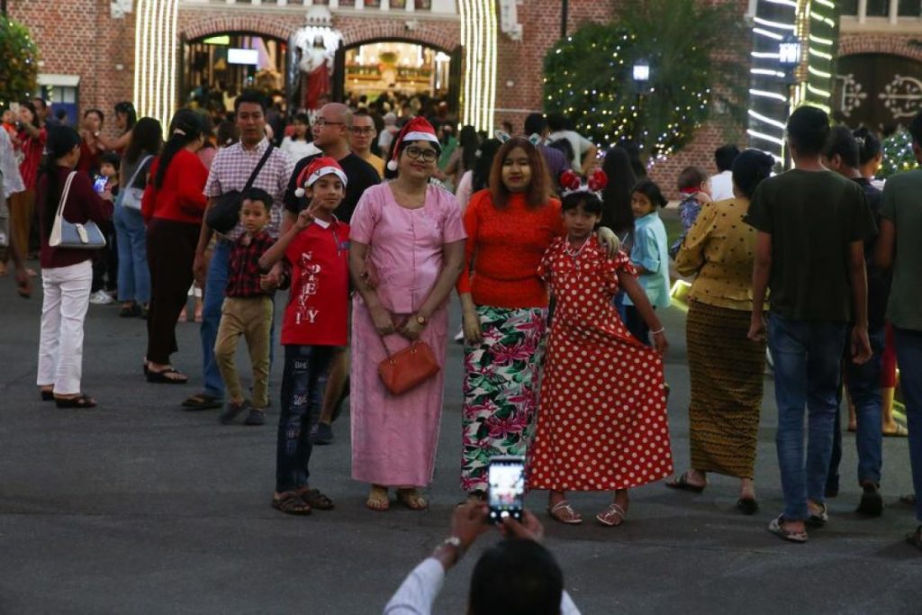 "Natal di Yangon, Myanmar: Perayaan yang Penuh Kebahagiaan!"