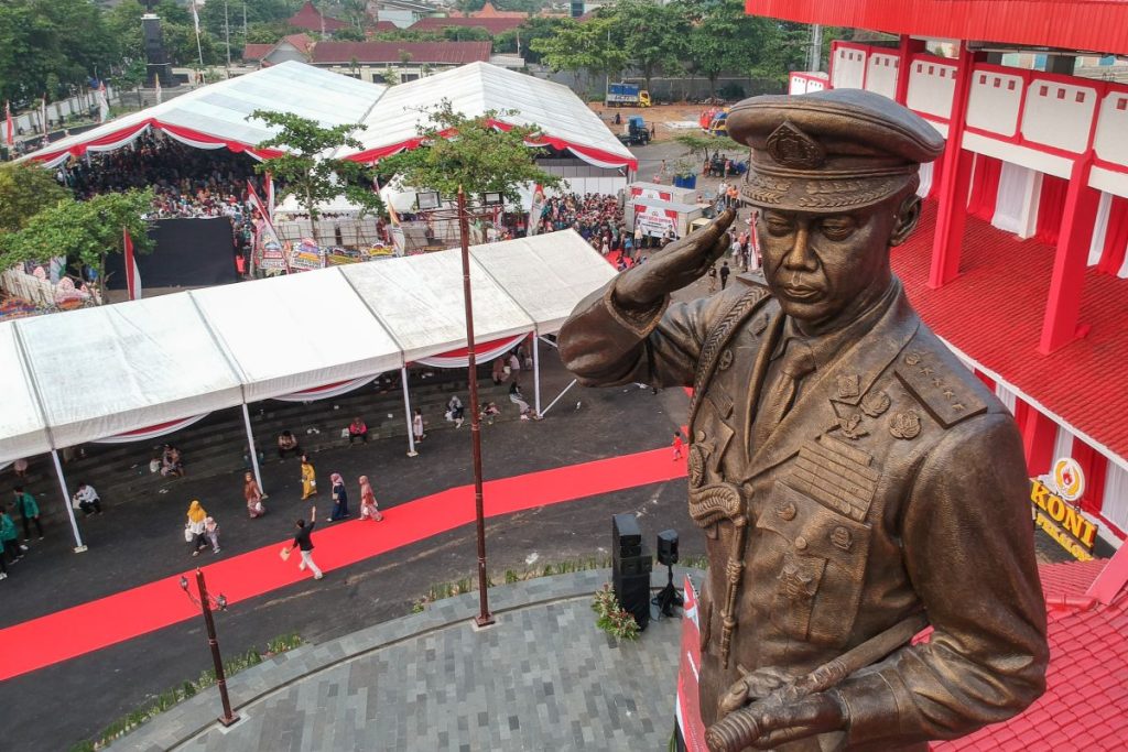"Jenderal Hoegeng Imam Santoso: Polisi yang Disegani dengan Kehadiran Sederhana dan Integritas yang Tak Terkalahkan"