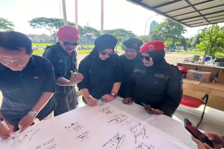 Gelar Aksi Heroik, Banteng Tangsel Berikan Jempol Darah untuk Megawati Soekarnoputri