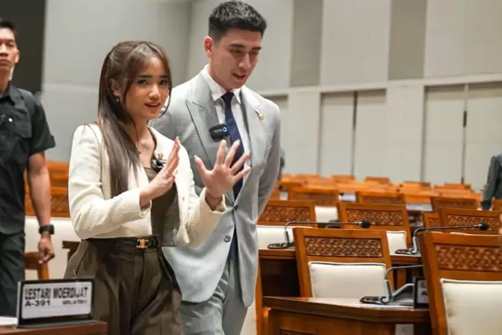 Verrell Bramasta dan Fuji Utami Berkeliling DPR Mengajak Generasi Muda Mengenal Politik
