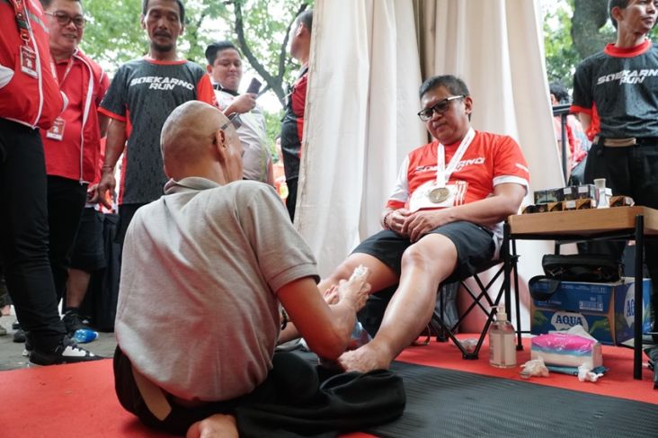 Hasto Rasakan Sensasi Pijat dari Para BMI di Soekarno Run 2025, Energi Terpampang!