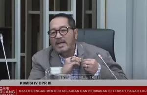 Firman Soebagyo, Anggota DPR dari Partai Golkar, Melepas Lencana DPR di Depan Menteri