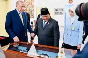 “Prabowo Sajikan Hadiah Spesial untuk Erdogan: Senapan Serbu Pindad dan Keris Khas Indonesia”