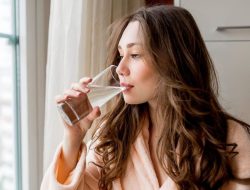 Apakah 8 Gelas Air Cukup? Fakta dan Tips Hidrasi Harian