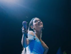 Raisa Nyanyikan ‘Mantan Terindah’ di Panggung, Bicara Patah Hati