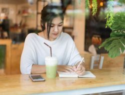 Masih Menulis Daftar Tugas Manual? Psikologi Ungkap 7 Tanda Kecerdasan Tenang Ini