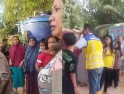 Bantuan Helikopter, Warga Banjir Kumpulkan Beras di Tanah