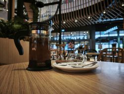 Makan Bersama Teman di Mall