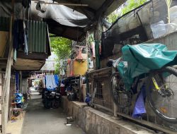 Rumah di Tepi Rel, Warga Pinangsia Berani Hadapi Bahaya