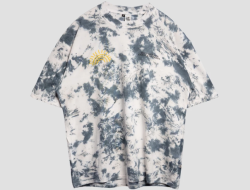 5 rekomendasi kaus tie dye sederhana untuk pria yang suka gaya minimalis