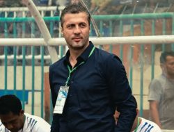Persebaya Surabaya Dikejar Deadline, Dua Pelatih Top Asal Persib Bandung Jadi Target