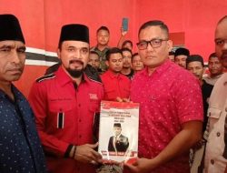 Iskandar Usman Al-Farlaky Menangis Saat Hadapi Banjir Aceh Timur