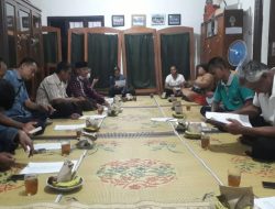 Warga SBD Hias Lapangan Galatama dengan Pohon Natal