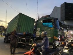 Warga Joglo Kesal Truk Kontainer di Jalan Sempit Pagi Hari