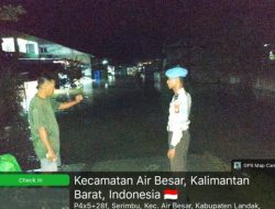 Pemeriksaan Banjir Saat Patroli Siang dan Malam, Personel Polsek Air Besar Ajak Warga Waspada