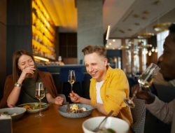 Anda Bisa Tahu Orang Tidak Kaya Dari 7 Kebiasaan Ini di Restoran Mewah, Kata Psikologi