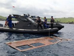 Doa Keluarga Pelatih Valencia, Tulis Nama 3 Korban di Pasir Labuan Bajo