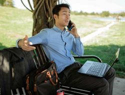 Gaya nongkrong era digital dengan tas