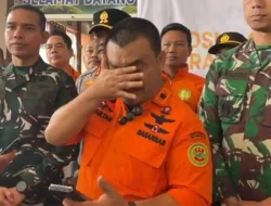 Anggota SAR Menangis Usai 10 Jenazah Korban Pesawat Ditemukan
