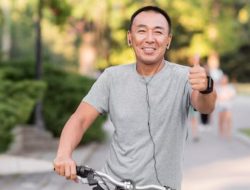 Orang Tua yang Tetap Bugar Tanpa Gym, Ini 7 Kebiasaan Harian Mereka