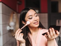 6 Tren Makeup 2026, Mulai dari Bibir Blur hingga Eyeshadow Multichrome
