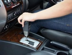 Rem blong di mobil matik saat turunan? Gunakan teknik engine brake ini!