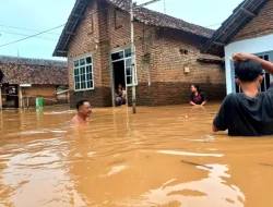 Banjir Kendal Tak Kunjung Surut, Warga Buat Dapur Umum