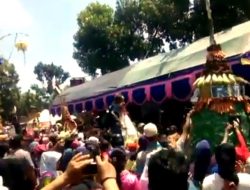 Bule Amerika Terkesan dengan Tradisi Tawu Sendang Grobogan