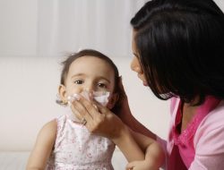 Coba Segera! Tips Aman Mengeluarkan Dahak pada Bayi
