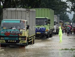 Pengemudi Tewas Tengah Macet Akibat Banjir