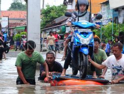 Perahu PVC Warga Lamongan Diserbu Korban Banjir dan Pemesan Luar Daerah