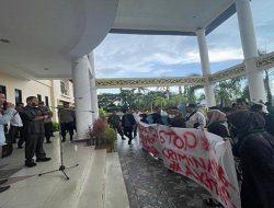 Wabup Mempawah Sampaikan Prestasi IPM dan Ekonomi di Paripurna DPRD