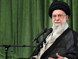 Khamenei: Iran Miliki Senjata yang Bisa Hancurkan Kapal Perang AS
