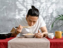 Mengapa Pria Suka Makanan Sederhana Meski Bisa Beli yang Mahal?
