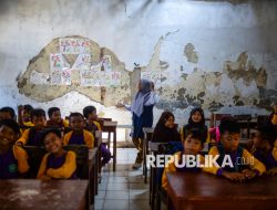 Di balik papan tulis, harapan yang tak pernah berakhir