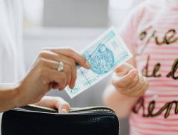 5 cara mengatur THR agar tak habis sebelum Lebaran, efektif!