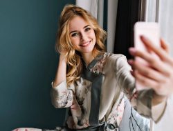 7 Tips Cari Sudut Terbaik untuk Selfie yang Menarik
