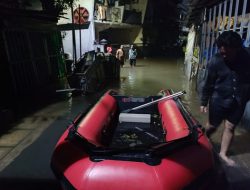 Banjir Pekayon Jaktim, Bayi dan Warga Sakit Stroke Dievakuasi Perahu Karet