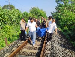 Puluhan Warga Blokir Rel Kereta Setelah Mobil Tertabrak, KAI: Pelanggaran