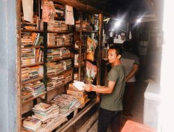 Arif dan Istri Berbagi Ilmu dengan Buka Toko Buku Bekas di Depan Pasar Sokaraja Banyumas
