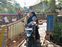 Omzet Pedagang Turun 70 Persen Akibat Jembatan Kampung Kramat Jaktim-Bekasi Amblas
